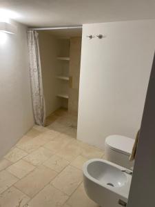 un baño con inodoro y lavabo en il Trullo di Alice e Chiara, en Selva di Fasano 4 fotos más