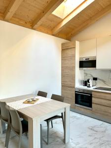 Un comedor con una mesa y sillas en una cocina. en Appartamento CS, en Sabbionara 15 fotos más