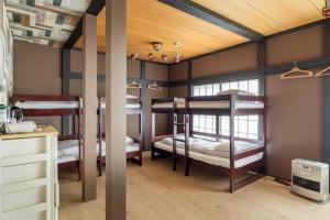 湯沢町にあるThe HOTEL YUZAWA STARDUSTの二段ベッド3台とデスクが備わる客室です。