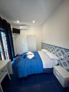 a bedroom with a blue bed with a blue floor at la divina bed&breakfast in Battipaglia