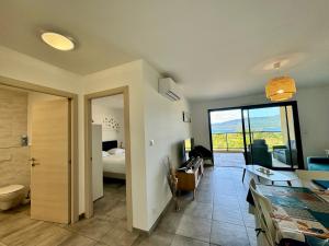 普罗普里亚诺T2 neuf vue mer proximite plage的客厅,带一张床的房间,带一个房间的房间