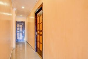 um corredor com uma porta num quarto em FabHotel Dreamz Heaven em kolkata
