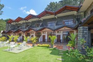 uma casa grande com um relvado em frente em Eagle Regency Hotel em Kandy