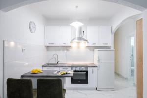 Η κουζίνα ή μικρή κουζίνα στο Apartments Boroe - Island Of Korcula