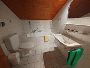 Koupelna v ubytování Hotel du Cerf + 20 fotografií