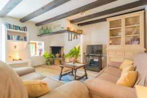 ein Wohnzimmer mit einer Couch und einem Tisch in der Unterkunft Can Ferrer in Pollença