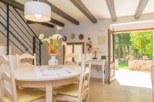 ein Esszimmer mit Tisch und Stühlen in der Unterkunft Can Ferrer in Pollença