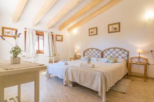 ein Schlafzimmer mit 2 Betten und einem Tisch darin in der Unterkunft Can Ferrer in Pollença + 33 Fotos