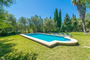 Der Swimmingpool an oder in der Nähe von Can Ferrer