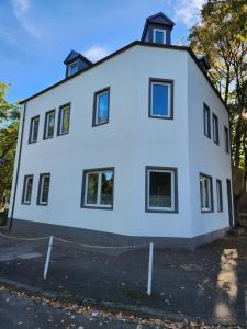 Casa blanca con ventanas negras en TopFlat, en Dortmund
