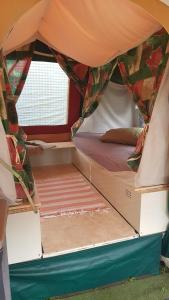 Postel nebo postele na pokoji v ubytování Basic ingerichte vouwwagen op camping Westenenk, Wijster