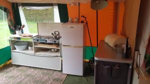 Kuchyň nebo kuchyňský kout v ubytování Basic ingerichte vouwwagen op camping Westenenk, Wijster