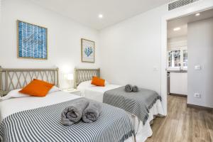 a bedroom with two beds with towels on them at Apartamento de lujo con vistas in Fuengirola
