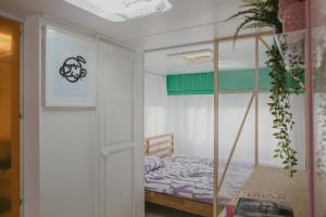 małą sypialnię z łóżkiem w pokoju w obiekcie Bueno Campers - lux przyczepy na wynajem w Jastarni