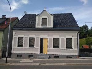 Budova, kde se apartmán nachází + 3 fotografie