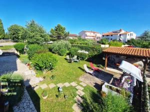 an aerial view of a backyard with a garden at APARTMAN MARE-PEROJ in Vodnjan