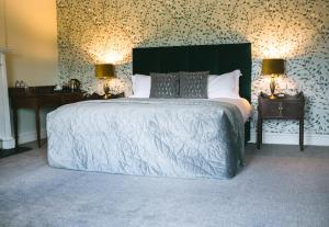 Letto o letti in una camera di Castle Dargan Hotel