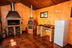 Kuchyň nebo kuchyňský kout v ubytování Cortijo Grazalema piscina 5 Hbts con baño AC