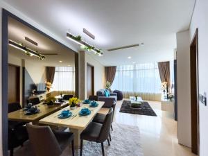 吉隆坡Luxury Penthouse KLCC & KL TOWER View in Kuala Lumpur的一间带桌椅的餐厅和客厅