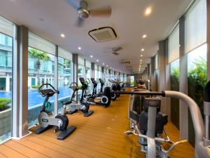 吉隆坡Luxury Penthouse KLCC & KL TOWER View in Kuala Lumpur的拥有一排排跑步机和椭圆机的健身房