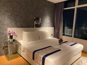 吉隆坡Luxury Penthouse KLCC & KL TOWER View in Kuala Lumpur的一间卧室，有一张白色的床和一扇窗户 更多36张照片