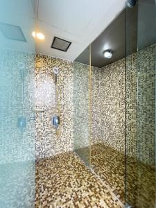 吉隆坡Luxury Penthouse KLCC & KL TOWER View in Kuala Lumpur的带玻璃门淋浴间的浴室