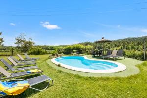 Sant Boi de LluçanèsにあるLa Cireraのプール(長椅子、テーブル付)