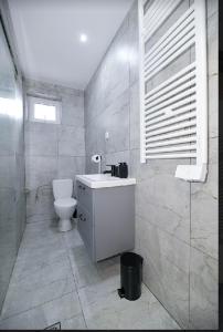 Ένα μπάνιο στο Dom z jacuzzi & tarasem całoroczny do 10 osób DOM NA PROMOWEJ - LAS, Zator