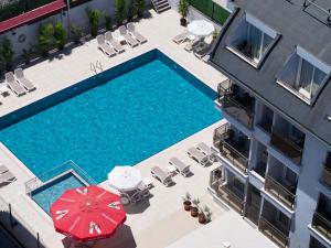 una vista aérea de una piscina con sillas y sombrillas en A Hotel Side en Side