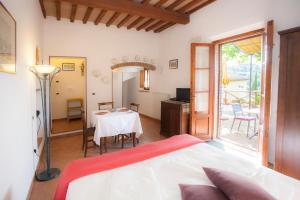 Televízia a/alebo spoločenská miestnosť v ubytovaní Garden Relais Le Fontanelle
