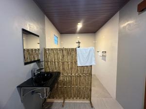 希德门Made Putu homestay的一间带水槽和毛巾的浴室