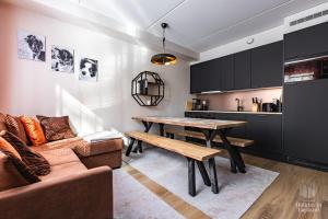 una sala de estar con una mesa y un sofá en Holiday in Lapland - LeviLeijona, en Levi