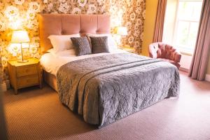 Letto o letti in una camera di Castle Dargan Hotel