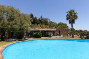 une grande piscine en face d'une maison dans l'établissement La Casa del Burro, à Nerja