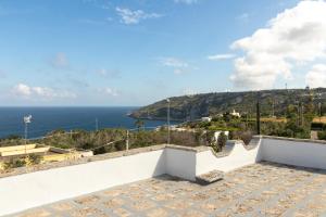 Una vista del océano desde una casa en Villa Serra, en Marina Serra
