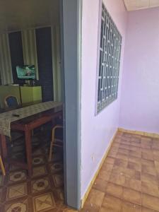 - une salle à manger avec une table, une table et des chaises dans l'établissement Bel Appartement meublé à Bafoussam, à Bafoussam