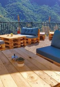 Balkón nebo terasa v ubytování La Bicyclette Chambre Privée , Le Refuge Du Phoenix
