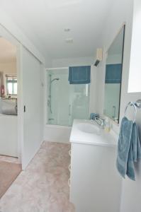 Ванна кімната в Waterwheel Cottage