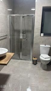 ムサイダにあるUBM Msidaのシャワー、トイレ、洗面台を備えたバスルーム +4枚の写真