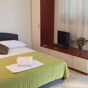 Postel nebo postele na pokoji v ubytování Studioapartment in Tribunj mit Terrasse, Klimaanlage, W-LAN, Waschmaschine 5040-2 + 16 fotografií