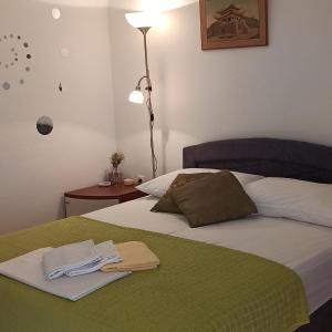 Postel nebo postele na pokoji v ubytování Studioapartment in Tribunj mit Terrasse, Klimaanlage, W-LAN, Waschmaschine 5040-2