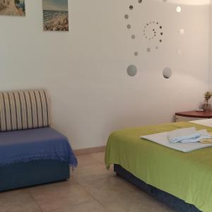 Posteľ alebo postele v izbe v ubytovaní Studioapartment in Tribunj mit Terrasse, Klimaanlage, W-LAN, Waschmaschine 5040-2