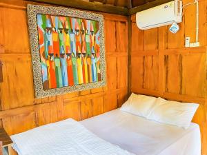 Postel nebo postele na pokoji v ubytování Lembah Mbalong Resort Mitra RedDoorz Near Exit Tol Singosari + 8 fotografií