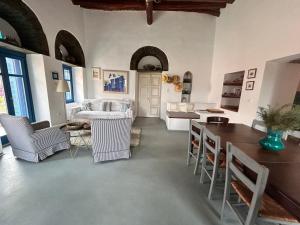 Posezení v ubytování Andros Stone Sea View Villa