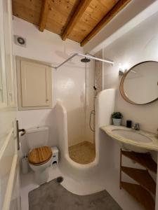 ミコノス・シティにあるMykonos Summer Houseのトイレ、洗面台、鏡のあるバスルーム