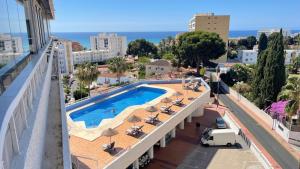 z balkonu hotelu z basenem w obiekcie Cielomar Benalmadena costa w mieście Benalmádena