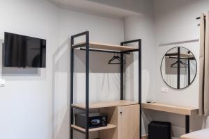 TV a/nebo společenská místnost v ubytování Athens Hawks Urban