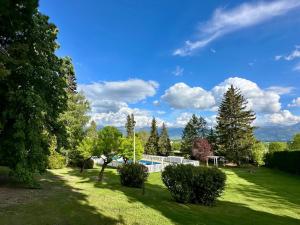 EnveitgにあるApartamento en Enveitg, Montana Parkの緑の庭(スイミングプール、木々あり)