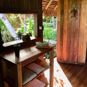 AmpangorinanaにあるMakako Lodgeの窓付きの部屋の木製テーブル