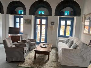 Posezení v ubytování Andros Stone Sea View Villa